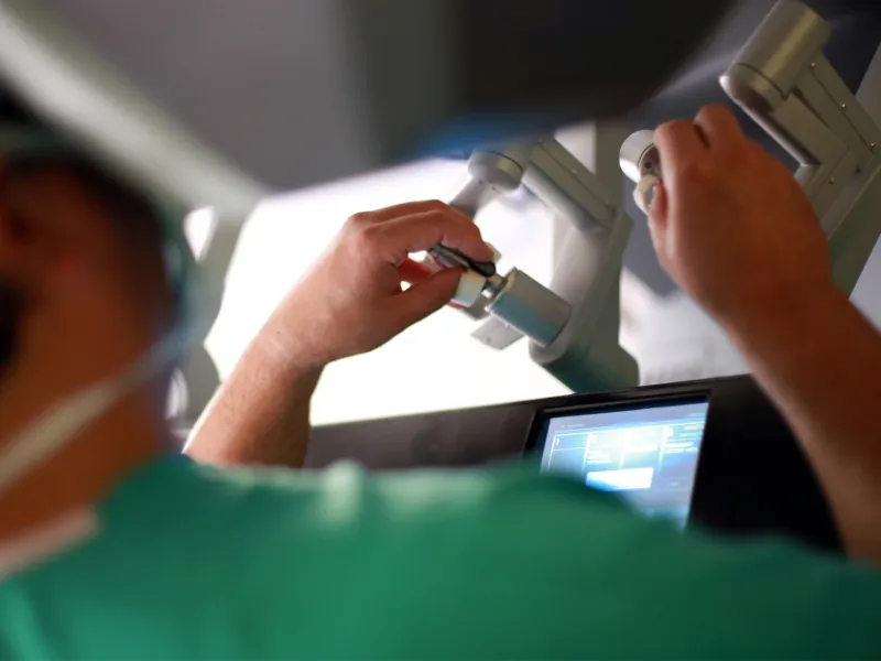 Surgeon using a da Vinci Surgical System.